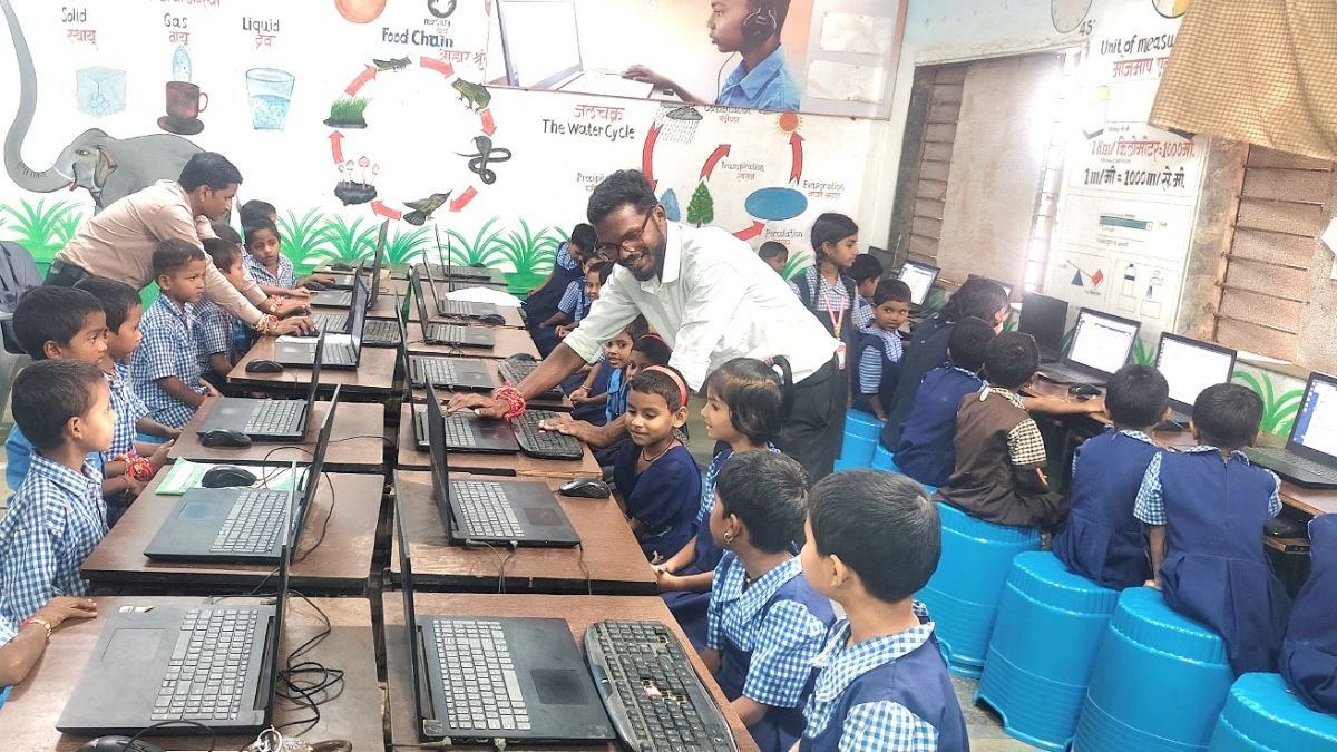 तळोदा प्रकल्पातील शासकीय आश्रमशाळा डाब येथे इयत्ता पहिलीपासून संगणक शिक्षण,आदिवासी विद्यार्थ्यांचा तंत्रज्ञानाकडे उत्साहाने प्रवास