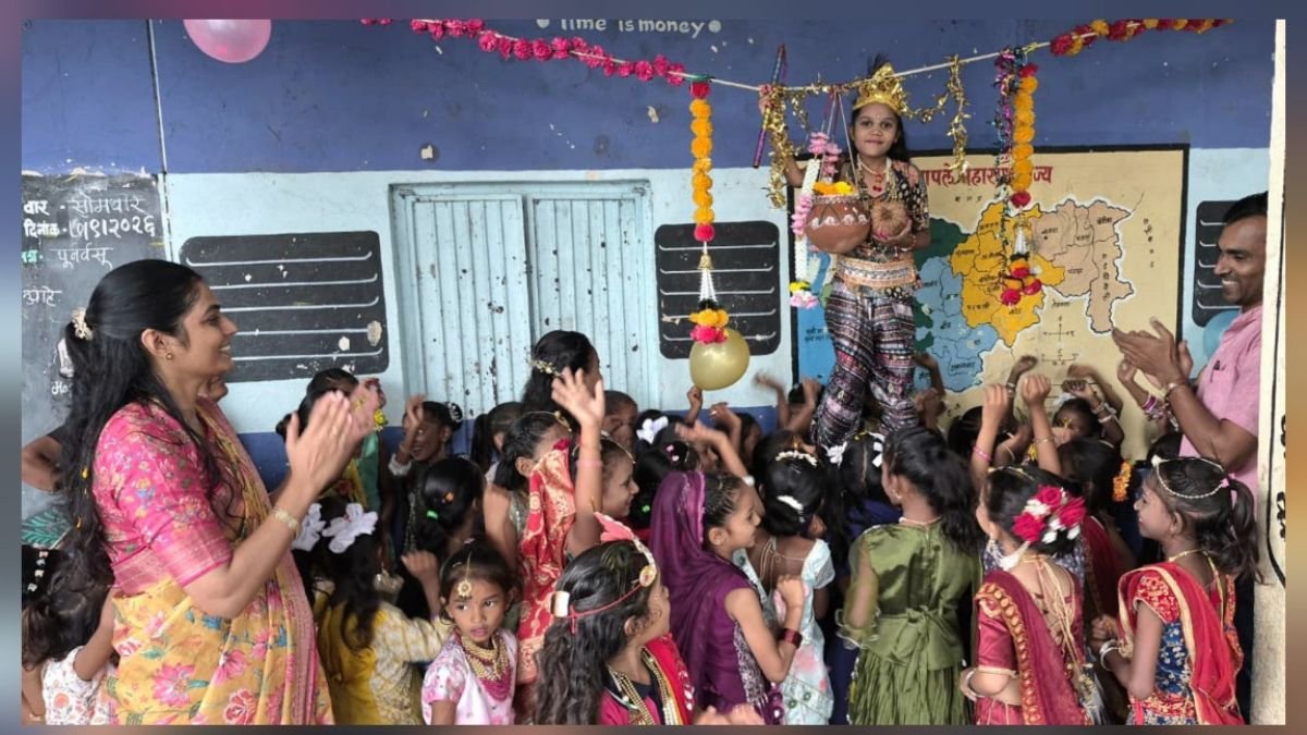 प्रकाशा जिल्हा परिषद कन्या शाळेत श्रीकृष्ण जन्माष्टमीचा जल्लोष, सीसीआरटी राणी लक्ष्मीबाई क्लबच्या विद्यार्थिनींनी फोडली दहीहंडी