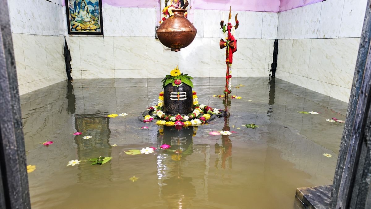 दहा हजार लिटर पाण्यात महादेवाची पिंड; धडगावच्या शेतकऱ्यांचे पावसासाठी अनोखे साकडे