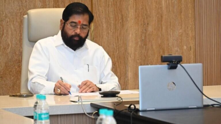 जोगेश्वरीतील एसआरए प्रकल्पात अपात्रांना सदनिका वाटप प्रकरण; संबंधित दोघा अधिकाऱ्यांच्या निलंबनाचे उपमुख्यमंत्री एकनाथ शिंदे यांचे निर्देश