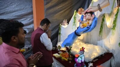 cm-devendra-fadnavis-ganeshotsav-mandal-visit